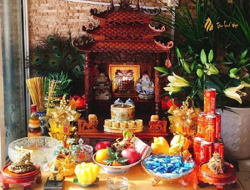 Cắm hoa ly tinh tế, đẹp mắt trên bàn thờ Thần Tài