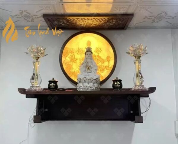 Chất liệu gỗ tự nhiên sang trọng của bàn thờ Mẹ Quan Âm