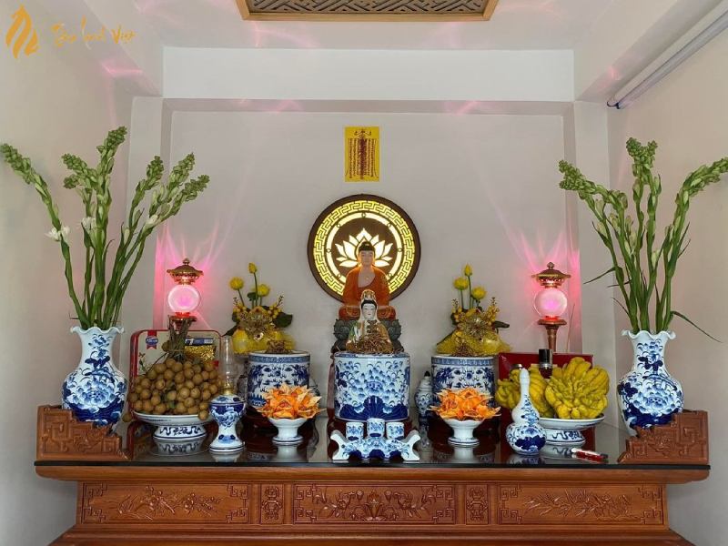 Lau bàn thờ phật bằng nước gì?