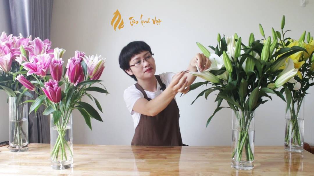 Thay nước thường xuyên để lọ hoa ly tươi lâu hơn