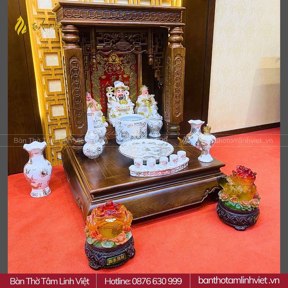 Bàn thờ thần tài gỗ hương đá màu óc chó mái bằng mẫu Kim Tiền Bàn thờ thần tài gỗ hương đá màu óc chó mái bằng mẫu Kim Tiền